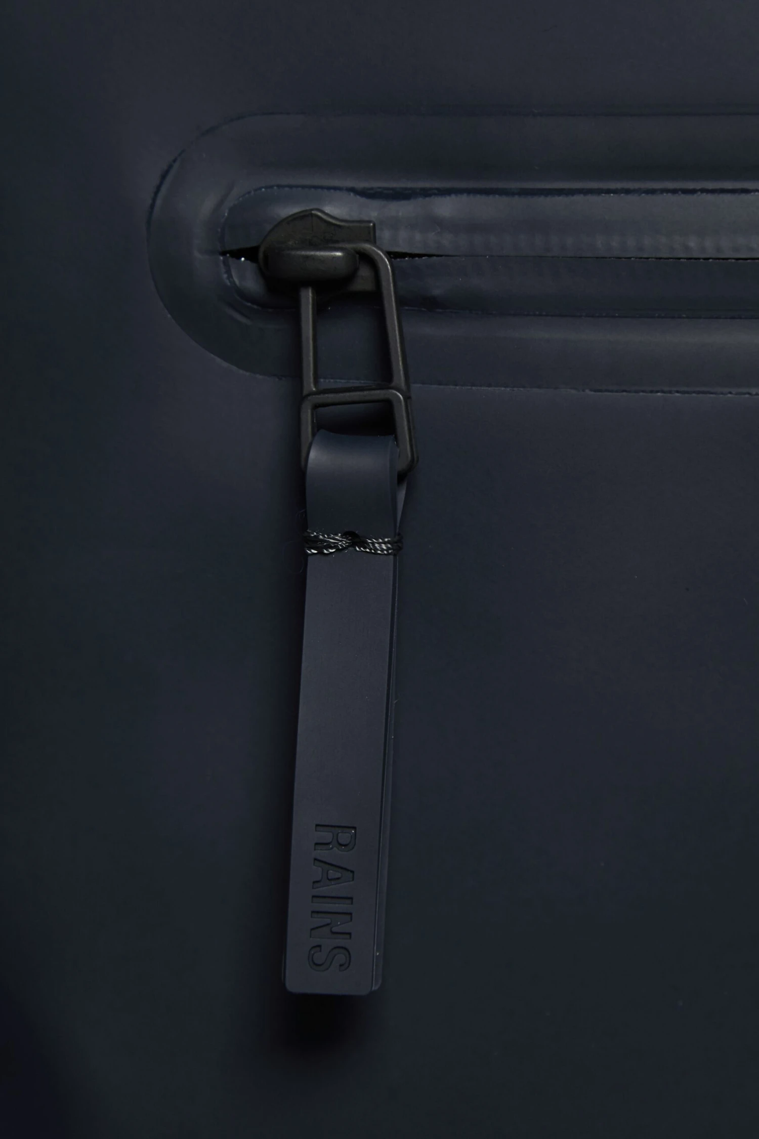 Mochila Roll Top Rucksac Rains Azul Marino (Navy) 6 Mochila Roll Top Rucksac Rains Azul Marino (Navy) - Imagen 4