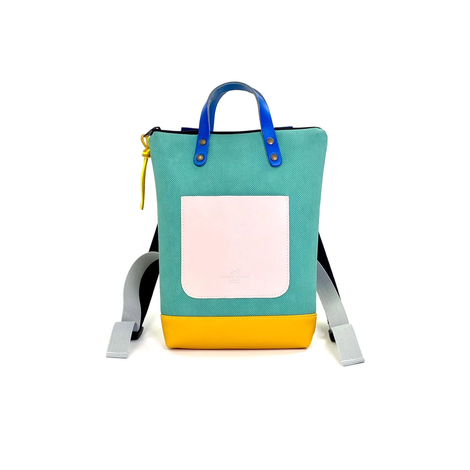 Mochila Daniel Chong Mini Impermeable En Color Verde Y Bolsillo Rosa 3 Mochila Daniel Chong Mini Impermeable En Color Verde Y Bolsillo Rosa