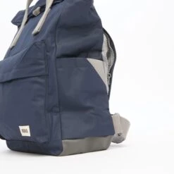 Mochila Roka London Canfield B Mediana Sostenible Nylon Azul (Midnight) -Equipaje Serie Tienda 27934