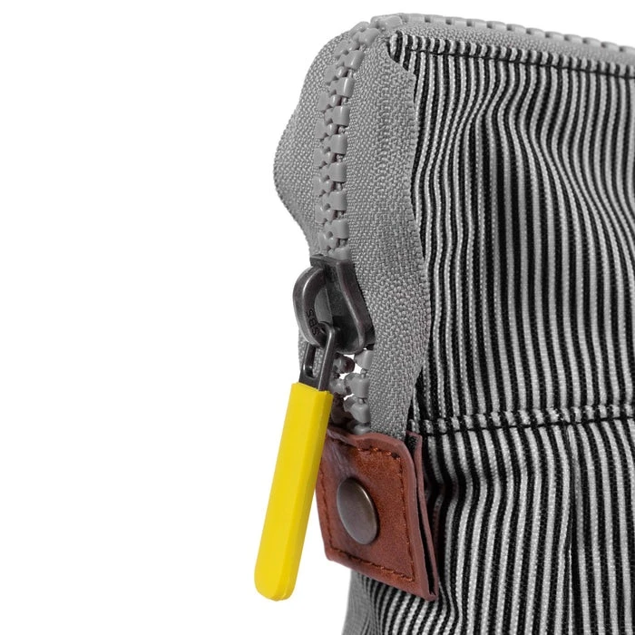 Mochila Roka London Bantry B Pequeña Sost. Canvas Gris Rayas Mono Stripe 6 Mochila Roka London Bantry B Pequeña Sost. Canvas Gris Rayas Mono Stripe - Imagen 4