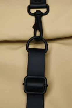 Mochila Roll Top Rucksac Rains Arena (Sand) -Equipaje Serie Tienda 30334