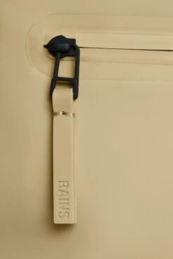 Mochila Roll Top Rucksac Rains Arena (Sand) -Equipaje Serie Tienda 30400